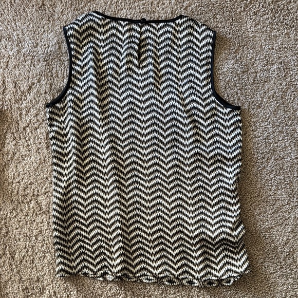 💜 3 for $10 Kasper Black and White Chevron Ribbed Tank Top - Picture 2 of 2